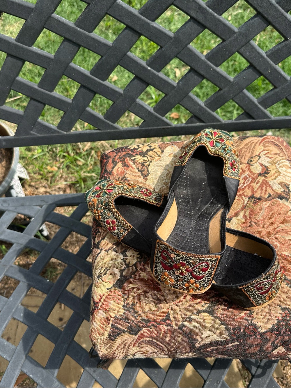 Step into elegance with these stunning, handcrafted Punjabi Juttis size 7‎